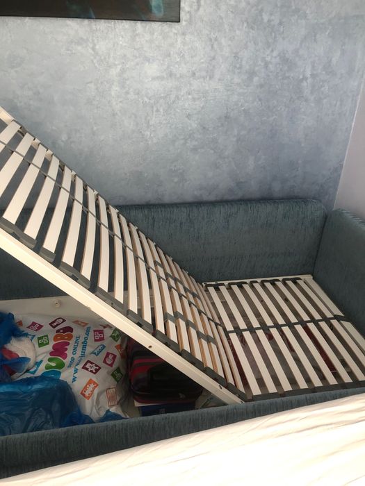 Pat + fotoliu în stare impecabilă