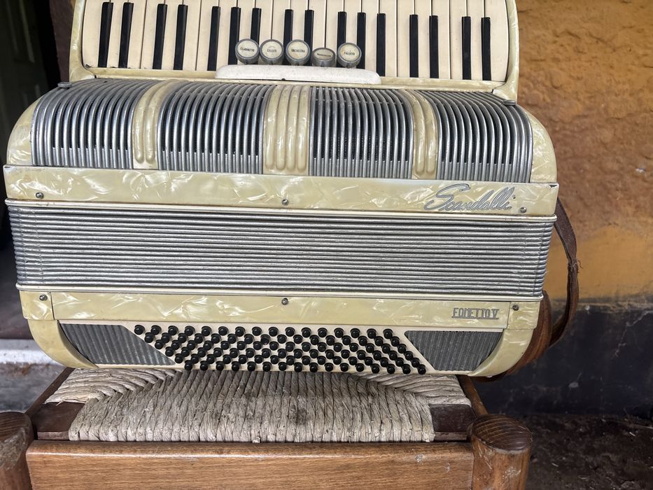 Acordeon Scandalli cu 96 de basi