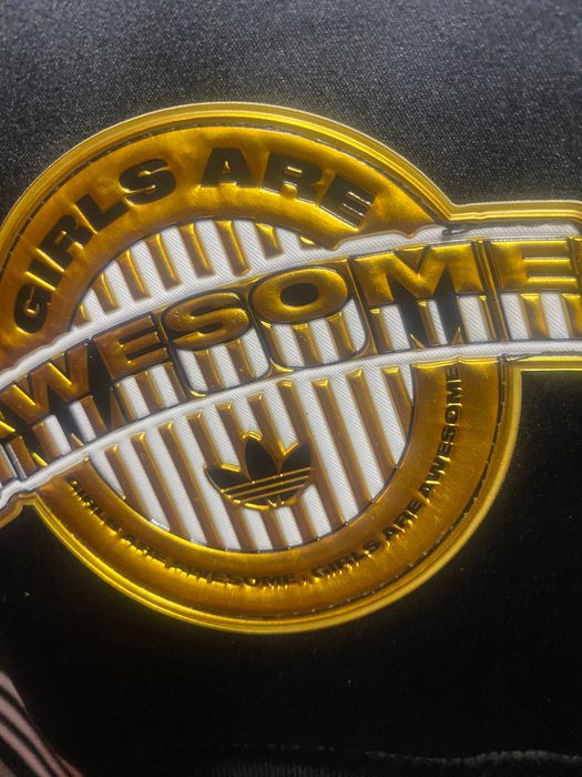 Яке Адидас дизаинерско