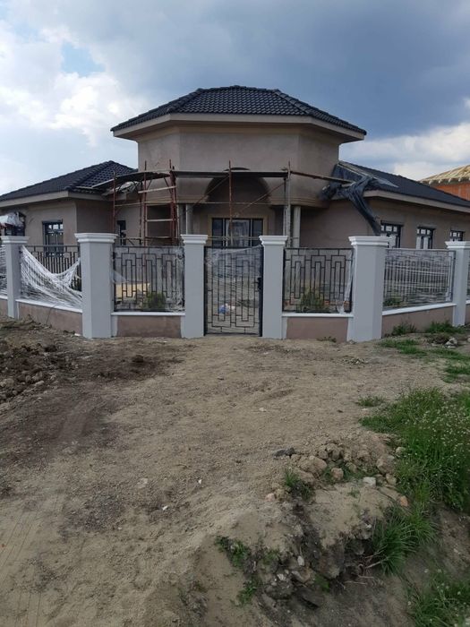 Construim case, duplexuri, blocuri la roșu