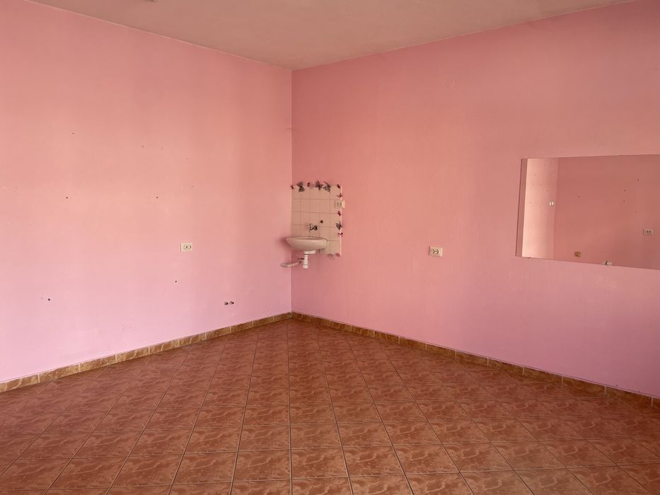 Дава се под наем Магазин в Асеновград - 27 кв.м за 149.43 € - Снимка #1