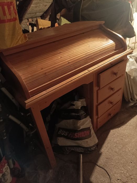 Дървено масивно бюро от чам