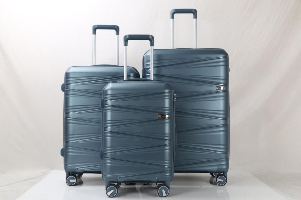 Чемоданы Пластиковые ударопрочные