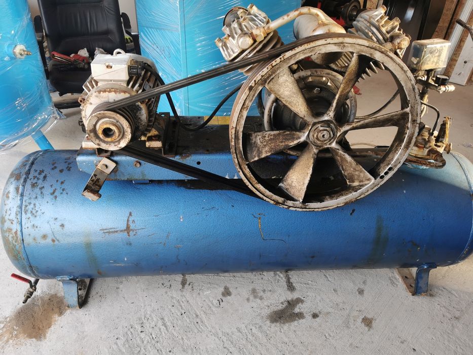 Vând compresor 300 litri