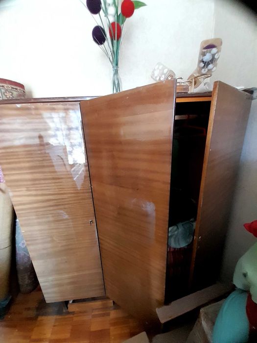Продаётся шкаф и кресло