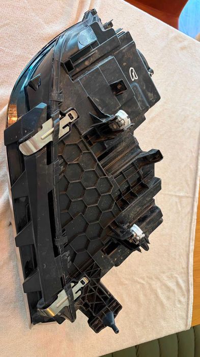 Far stanga original BMW pentru X6 G06 , compatibil si cu BMW X5 G05 , in stare perfecta fara module! Far LASER ShadowLine