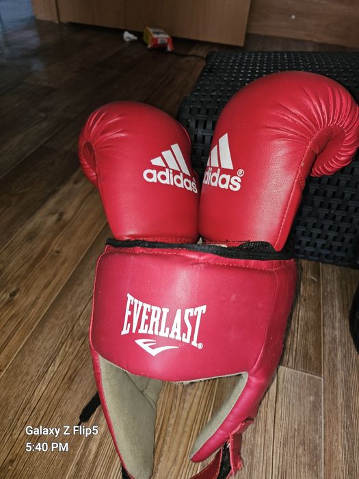 Шлем и перчатки бокс