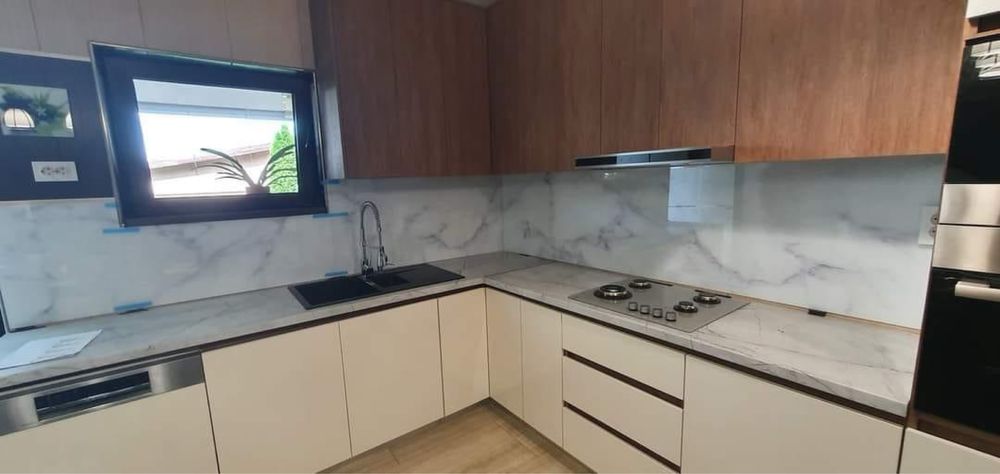 Sticla colorata/vopsita, pentru bucatarii, baie, office, etc.