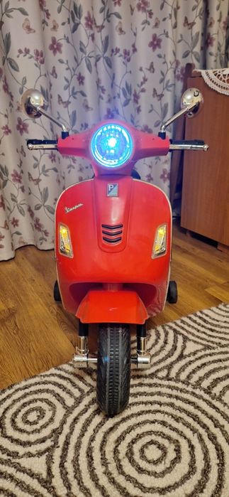 Scuter electric pentru copii Vespa
