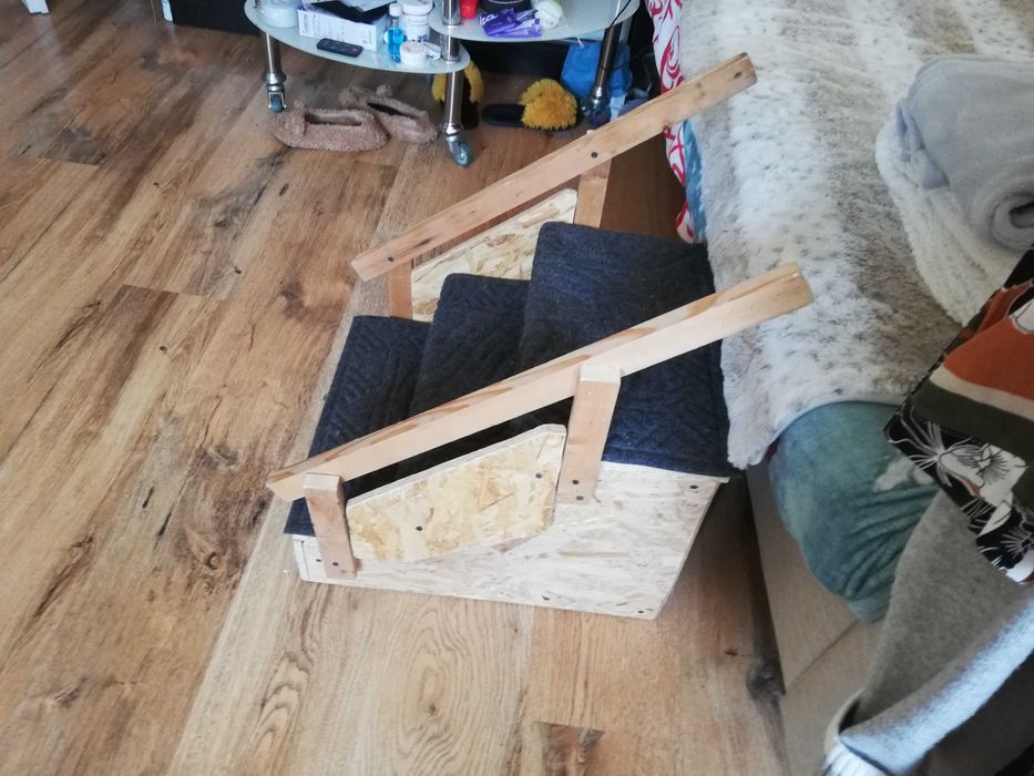 Scara lemn cu balustrada pentru animale de companie