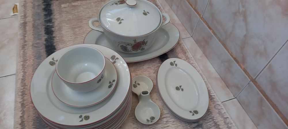 Порцеланов сервиз със супник