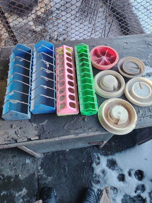 Кармушки и поилки для цыплят.