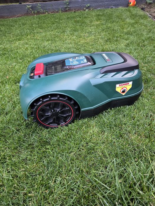 Robot de tuns iarba gazon