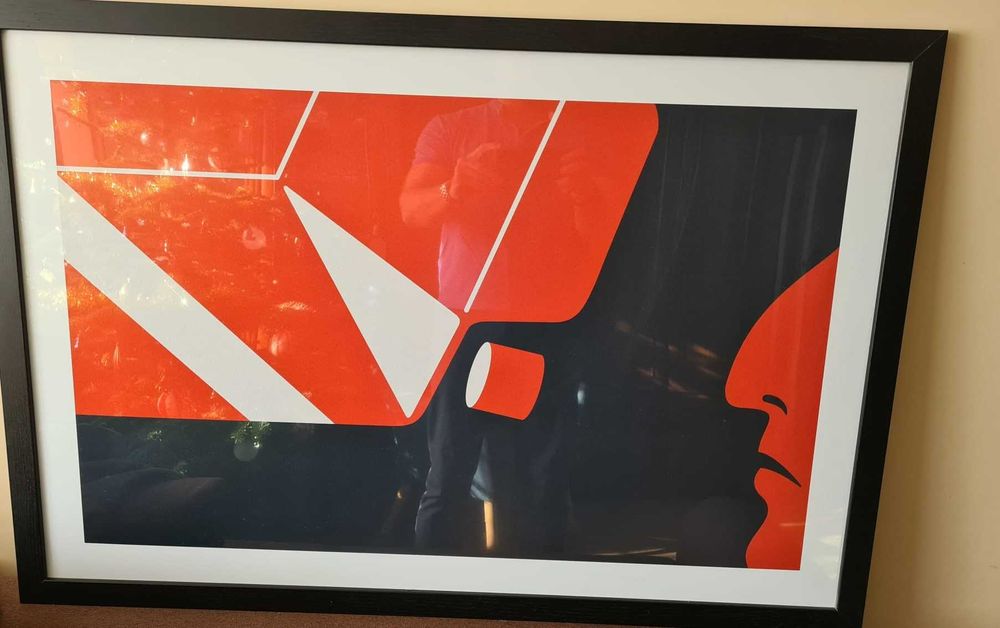 Print Léon (filmul) cu Jean Reno și pistol, cu ramă 95X65cm