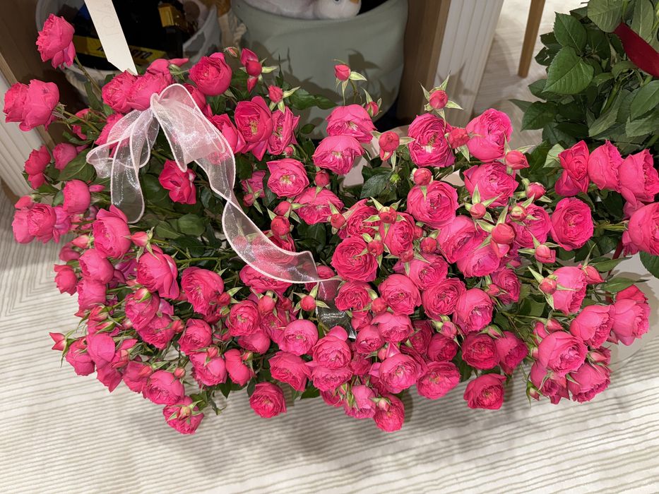 кустовые розовые розы корзина