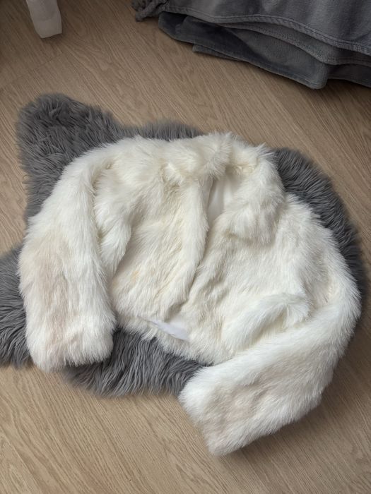 Бяло късо пухено палтенце