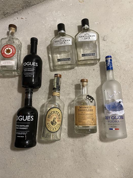 Продавам празни бутилки от уиски/whiskey