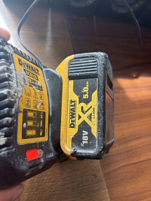 Încărcător și baterie Dewalt