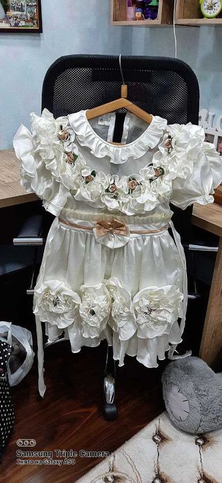 продаются в отличном состоянии платья на девочку 9-10 лет