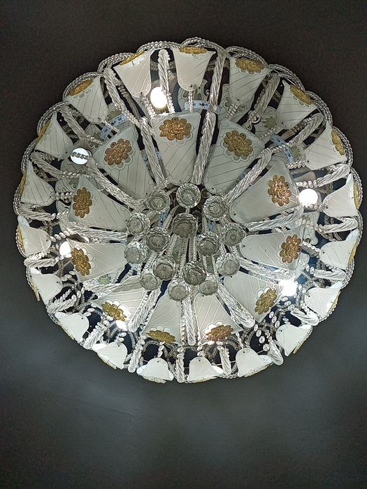 Продам Люстра в гостиной