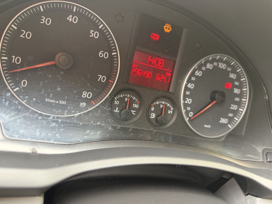 Golf  5. 2004   1.6 FSI