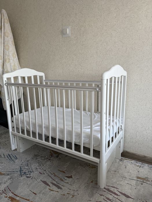 Продам детскую кроватку с матрасом