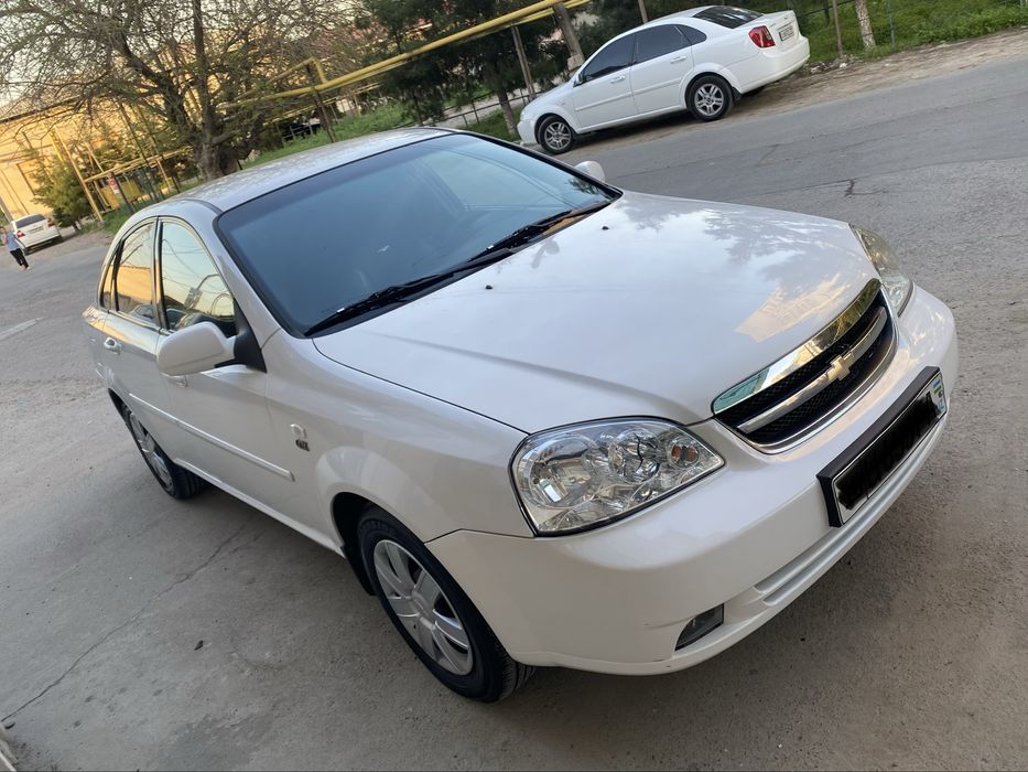 Lacetti 1.8 sotiladi