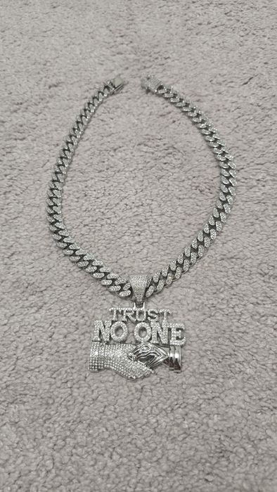 Colier  "trust no one"