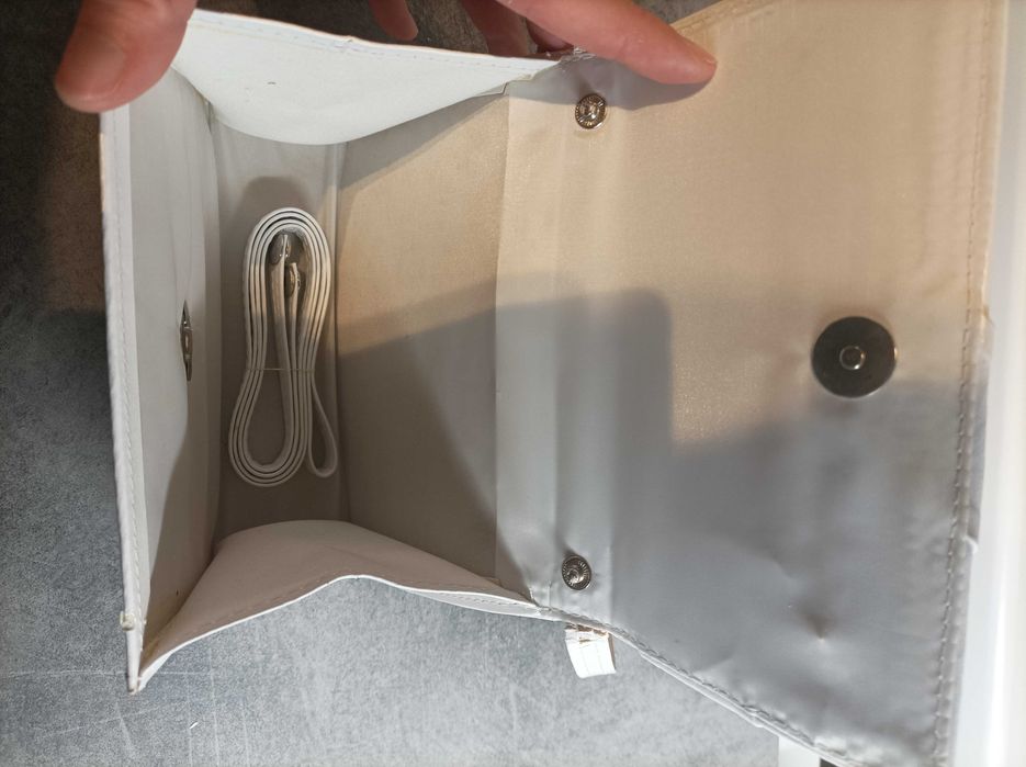 Бяла дамска чанта