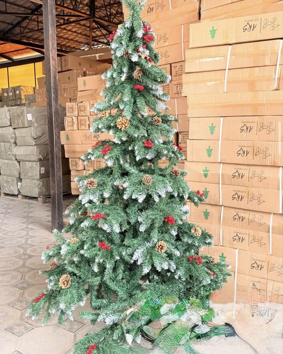 Ёлка с ягодами и шишками