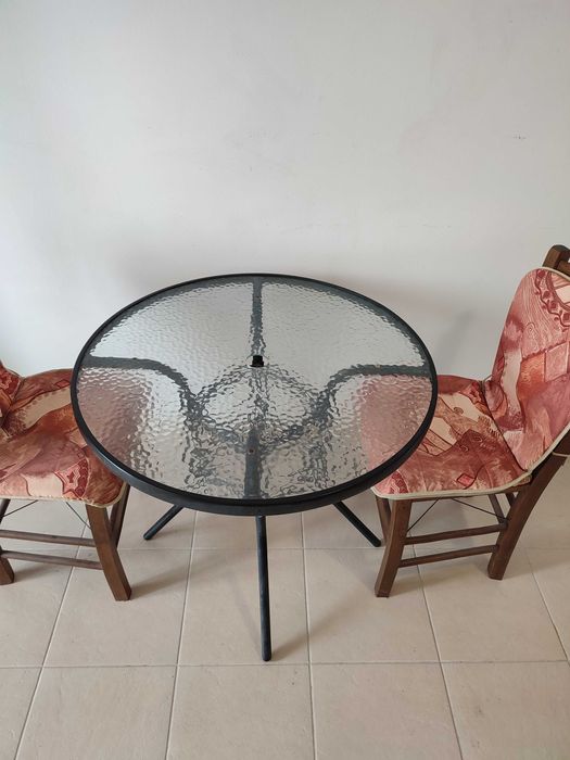 маса плюс два стола подарък