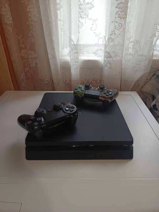Vând PlayStation 4 500gb și 3 jocuri GTA 5 mortal combat 11 și FIFA 23 . Bistrița Năsăud