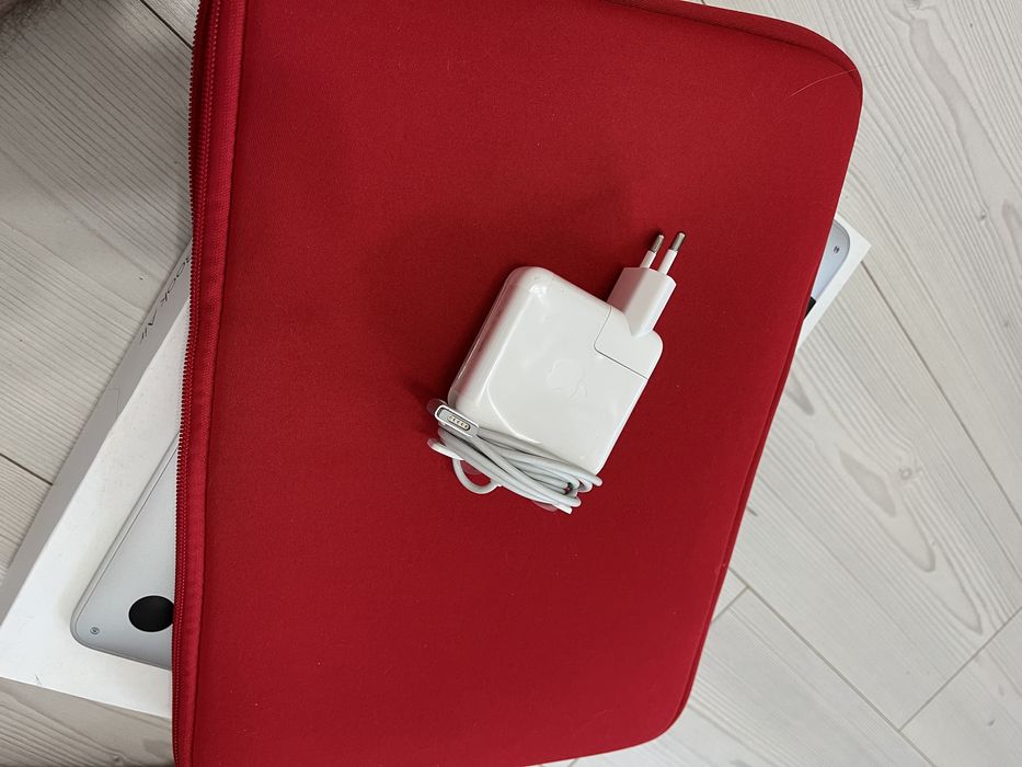 MacBook Air 13" cu intel i5