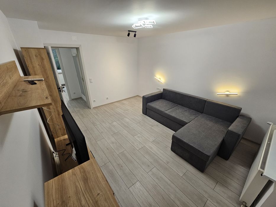 De inchiriat Apartament 2 camere, dormitor living, camara balcon