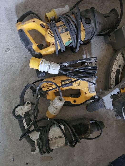 Scule electrice profesionale DeWalt si Makita ,fierastrau circular 305