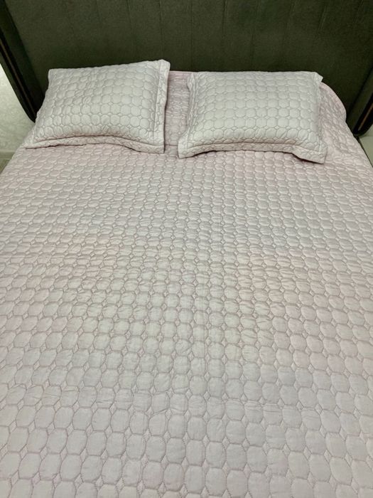 Продам стеганое покрывало с наволочками