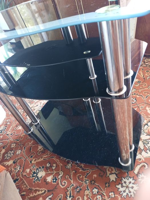 Стол стеклянный.