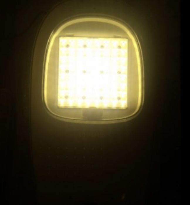 Продавам работещ LED прожектор за улично осветление 150 W