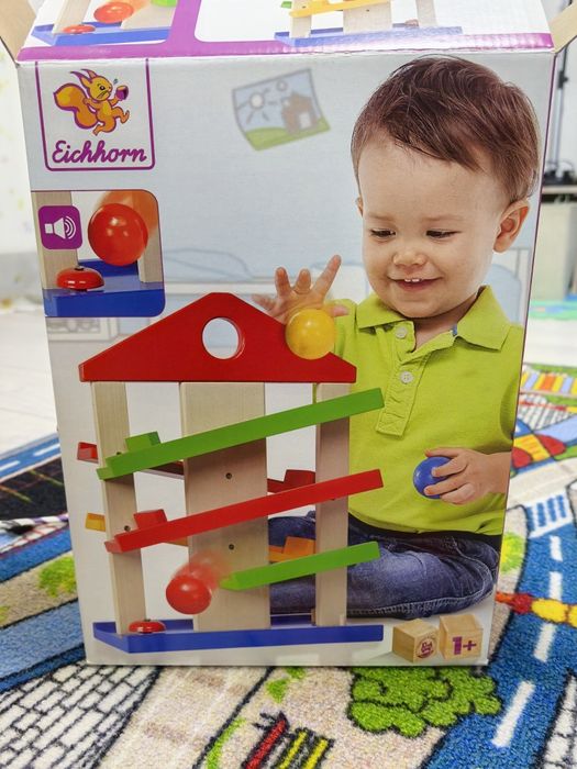 Дървена къща с топки