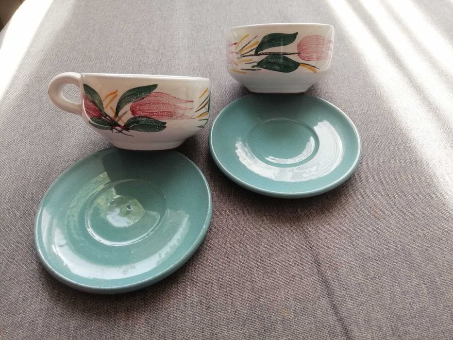 Сувенири от бяла и кафява керамика.