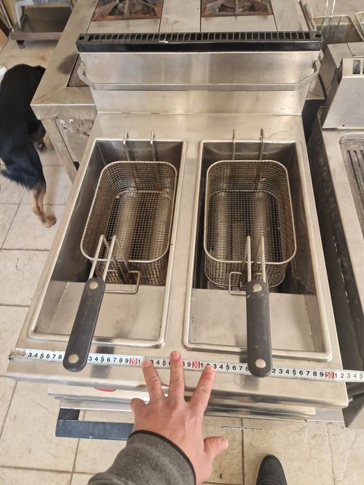 Friteuza dubla de.putere 2x 12 litri  pe gaz,cu banc, inox