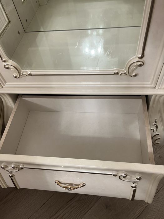 Мебель для гостиной ( 2 серванта, комод )