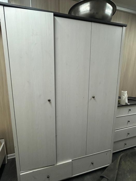 Шкаф вместительный, трехдверный
