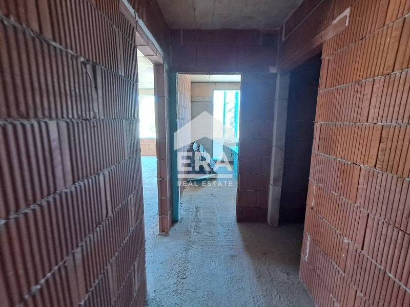 Тристаен апартамент за продажба, с голяма дневна, в новострояща се лук