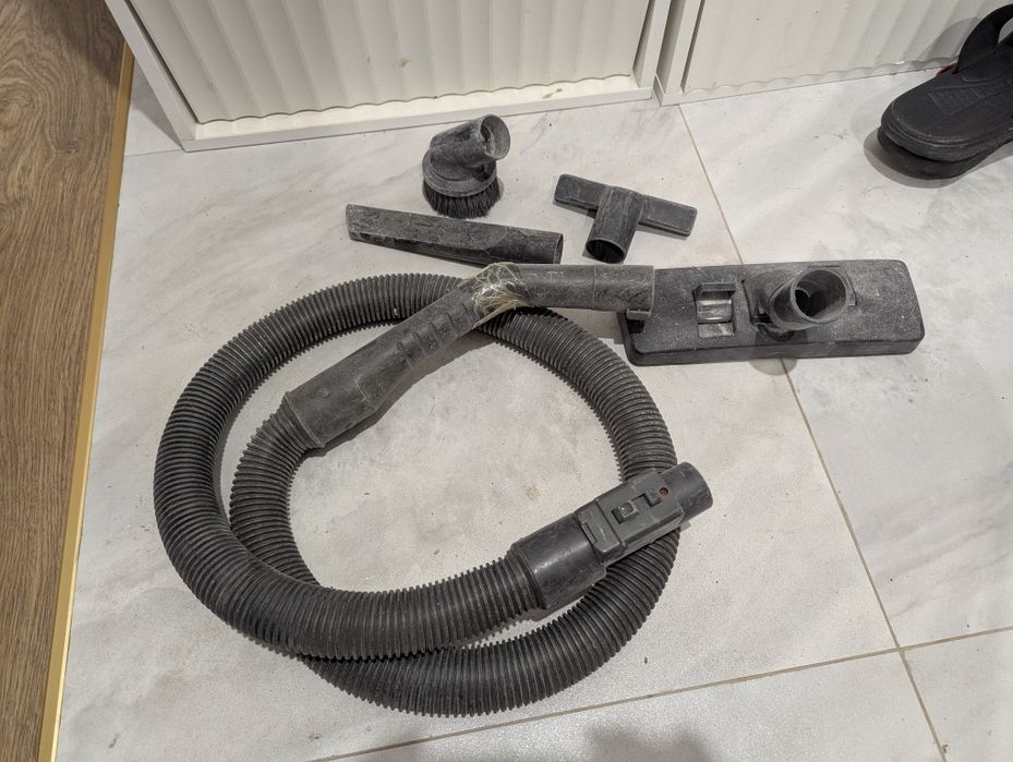 Шланг от пылесоса и три насадки