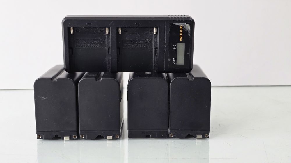 Set de acumulatori Patona pentru Sony NP-F970 (6600 mAh, Li-ion, 7.2V) alături de un încărcător dual LCD.