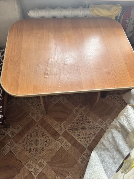 Небольшой стол..