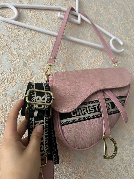 Киімдер сатылады