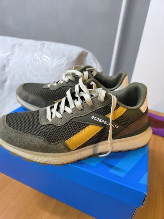 Продам кроссовки adidas