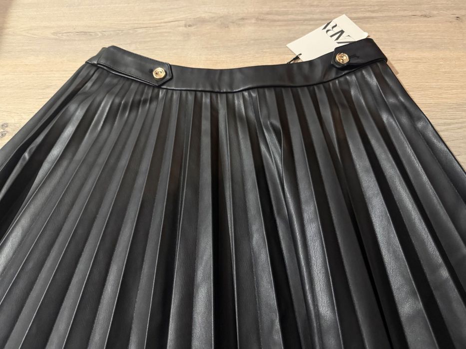 Черна пола на Зара